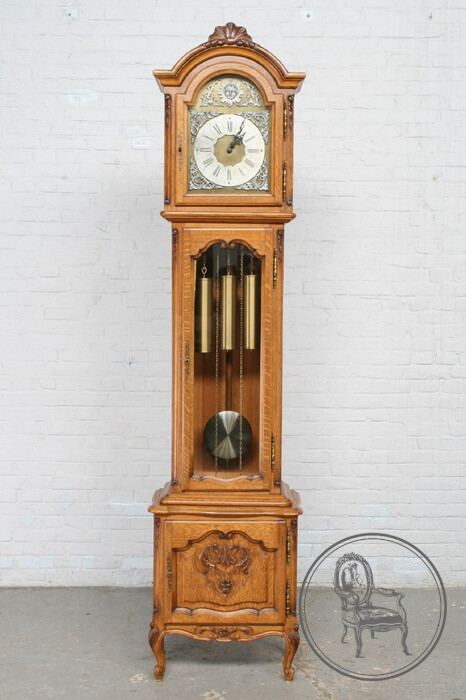 Старые деревянные напольные часы, висит на белом фоне.