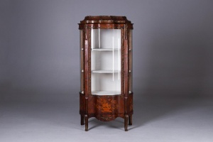 картинка Старинная витрина с цветочными интарсиями и декоративными бронзовыми накладками салоне старинных вещей "Шебби" являющийся официальным дистрибьютором в России и Беларуси