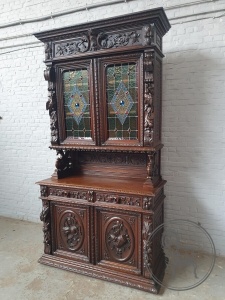 картинка Антикварный дубовый буфет с витражами салоне старинных вещей "Шебби" являющийся официальным дистрибьютором в России и Беларуси