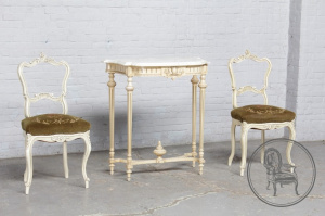 картинка Антикварная консоль и 2 стула салоне старинных вещей "Шебби" являющийся официальным дистрибьютором в России и Беларуси