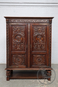 картинка Антикварный шкаф салоне старинных вещей "Шебби" являющийся официальным дистрибьютором в России и Беларуси