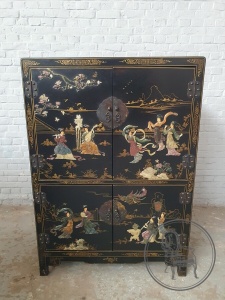 картинка Старинный комод в ориентальном стиле с инкрустацией камнями салоне старинных вещей "Шебби" являющийся официальным дистрибьютором в России и Беларуси