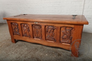 картинка Старинный сундук с объемной резьбой салоне старинных вещей "Шебби" являющийся официальным дистрибьютором в России и Беларуси