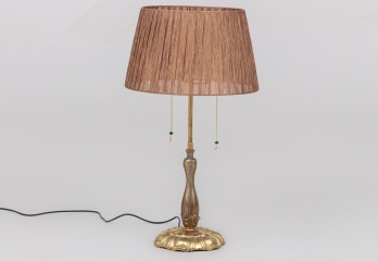 Старинная настольная лампа с латунным основанием и полупрозрачным абажуром из текстиля код. RM4101295