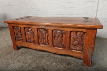 Старинный сундук с объемной резьбой код. BE4097495