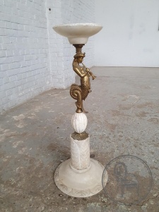 картинка Старинная подставка с бронзовой мифологической фигурой салоне старинных вещей "Шебби" являющийся официальным дистрибьютором в России и Беларуси