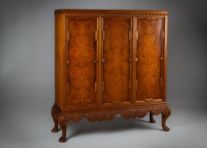 картинка Антикварный высокий комод с фасадами, декорированными шпоном корня ореха салоне старинных вещей "Шебби" являющийся официальным дистрибьютором в России и Беларуси