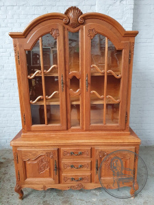 картинка Антикварный дубовый посудный шкаф с флористической резьбой салоне старинных вещей "Шебби" являющийся официальным дистрибьютором в России и Беларуси