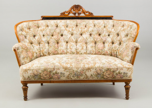 картинка Старинная софа салоне старинных вещей "Шебби" являющийся официальным дистрибьютором в России и Беларуси