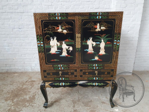 картинка Старинный комод в стиле шинуазри с резьбой и инкрустацией салоне старинных вещей "Шебби" являющийся официальным дистрибьютором в России и Беларуси