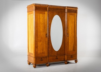 Антикварный шкаф с распашными дверцами и овальным зеркалом код. RM4165889