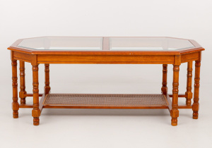 картинка Старинный столик салоне старинных вещей "Шебби" являющийся официальным дистрибьютором в России и Беларуси