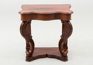 картинка Антикварный консольный столик салоне старинных вещей "Шебби" являющийся официальным дистрибьютором в России и Беларуси