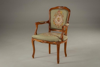 Старинное кресло из бука с гобеленовой обивкой код. RM4101557