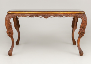 картинка Старинный стол салоне старинных вещей "Шебби" являющийся официальным дистрибьютором в России и Беларуси