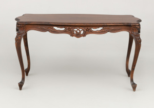 картинка Старинный столик салоне старинных вещей "Шебби" являющийся официальным дистрибьютором в России и Беларуси