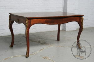 картинка Антикварный письменный стол салоне старинных вещей "Шебби" являющийся официальным дистрибьютором в России и Беларуси