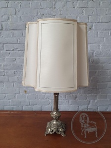 картинка Настольная лампа с абажуром в стиле рококо салоне старинных вещей "Шебби" являющийся официальным дистрибьютором в России и Беларуси