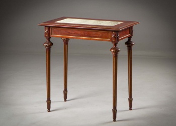 Старинный столик из красного дерева с поверхностью из ткани код.&nbsp;RM4165552