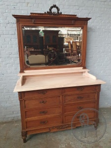 картинка Антикварный спальный гарнитур из ореха с мрамором салоне старинных вещей "Шебби" являющийся официальным дистрибьютором в России и Беларуси