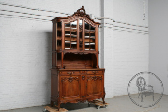 Антикварный ореховый буфет в стиле рококо со стеклянным верхом код. BE107629