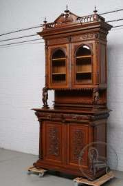 Антикварный буфет из дуба с маскаронами и опорами в виде гротескных фигур код. BE107539