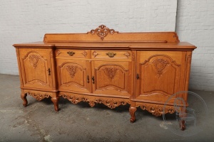 картинка Антикварный комод с резной короной салоне старинных вещей "Шебби" являющийся официальным дистрибьютором в России и Беларуси