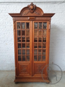 картинка Антикварный дубовый книжный шкаф с объемной короной салоне старинных вещей "Шебби" являющийся официальным дистрибьютором в России и Беларуси