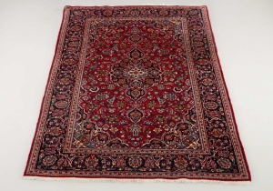 картинка Старинный иранский ковер из шерсти и хлопка салоне старинных вещей "Шебби" являющийся официальным дистрибьютором в России и Беларуси
