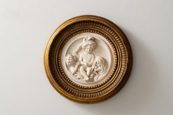 Старинное гипсовое панно в деревянной раме код. RM4101651