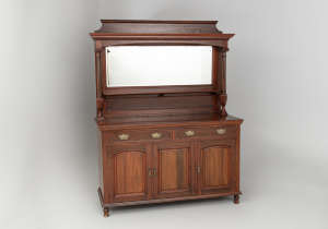 картинка Старинный поставец салоне старинных вещей "Шебби" являющийся официальным дистрибьютором в России и Беларуси