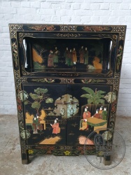 Старинный комод в восточном стиле, инкрустированный натуральным камнем и декорированный ручной росписью код. BE4096907