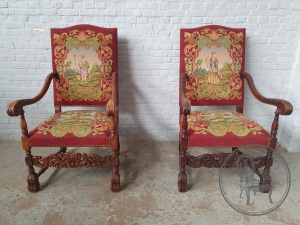 картинка Старинные ореховые кресла (пара) с гобеленовой обивкой салоне старинных вещей "Шебби" являющийся официальным дистрибьютором в России и Беларуси