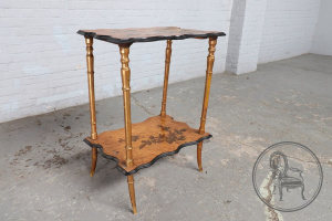 картинка Антикварный столик салоне старинных вещей "Шебби" являющийся официальным дистрибьютором в России и Беларуси