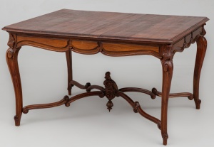 картинка Старинный стол из красного дерева с резным подстольем салоне старинных вещей "Шебби" являющийся официальным дистрибьютором в России и Беларуси