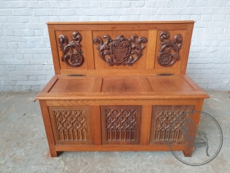 Антикварная дубовая скамья с геральдической резьбой код. BE4144478