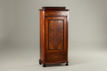 Антикварный ореховый посудный шкаф в классическом стиле код. RM4101538