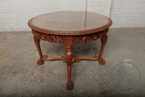 картинка Антикварный ореховый столик в якобинском стиле, декорированный резьбой с цветочным орнаментом салоне старинных вещей "Шебби" являющийся официальным дистрибьютором в России и Беларуси