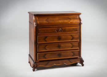 Антикварный комод с откидной крышкой и зеркалом, декорированный резьбой код. RM4165408