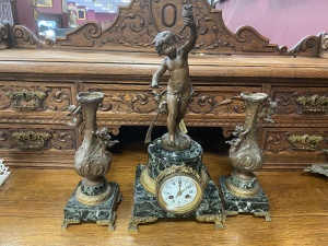 картинка Антикварный комплект: часы с фигуркой путти и вазы (2 шт.) салоне старинных вещей "Шебби" являющийся официальным дистрибьютором в России и Беларуси