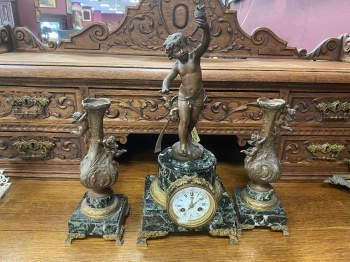 Антикварный комплект: часы с фигуркой путти и вазы (2 шт.) код.&nbsp;FUN10