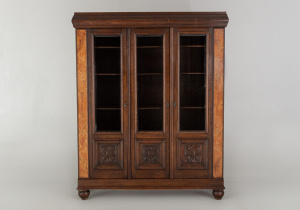 картинка Антикварный книжный шкаф салоне старинных вещей "Шебби" являющийся официальным дистрибьютором в России и Беларуси