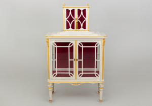 картинка Антикварная витрина салоне старинных вещей "Шебби" являющийся официальным дистрибьютором в России и Беларуси