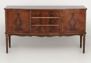 картинка Старинный комод салоне старинных вещей "Шебби" являющийся официальным дистрибьютором в России и Беларуси