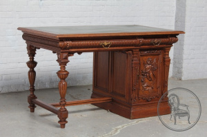 картинка Антикварный письменный стол салоне старинных вещей "Шебби" являющийся официальным дистрибьютором в России и Беларуси