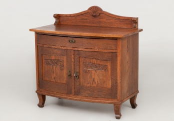 Старинный дубовый комод с распашными дверцами, декорированными резьбой код. RM4100222