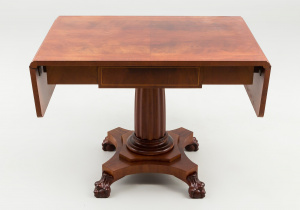 картинка Старинный стол салоне старинных вещей "Шебби" являющийся официальным дистрибьютором в России и Беларуси