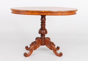 картинка Старинный столик салоне старинных вещей "Шебби" являющийся официальным дистрибьютором в России и Беларуси