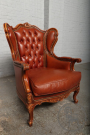 Старинное кожаное кресло с каркасом из ореха и каретной стяжкой код. BE3259410