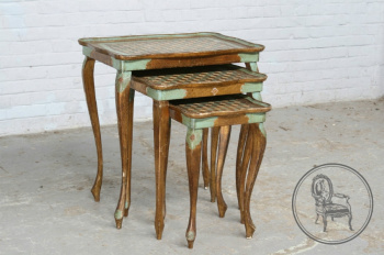 Старинный набор столиков код. BE6572